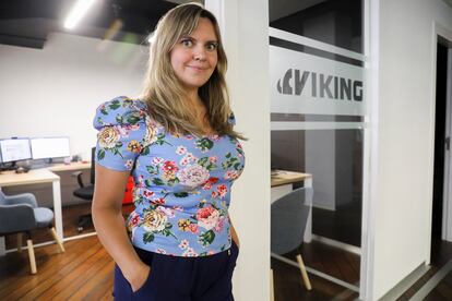 Ruta Uselyte, de 33 años, encontró la oferta de empleo para Viking en una web noruega de búsqueda de empleo. Lleva siete años en la compañía, donde hace trabajo administrativo en el departamento de calidad. Tiene amigos en la zona que no reciben paga por horas extra, algo impensable en Noruega: "En los lugares de trabajo escandinavos se cumplen las reglas a rajatabla, pero las empresas españolas parece que hacen la vista gorda con algunas cosas".