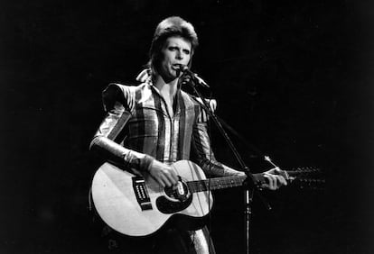 David Bowie, en su último concierto como Ziggy Stardust, en el Hammersmith Odeon, en Londres, en 1973.