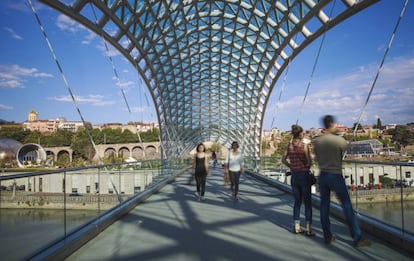 El puente de la Paz sobre el río Mtkvari en Tiflis (Georgia).