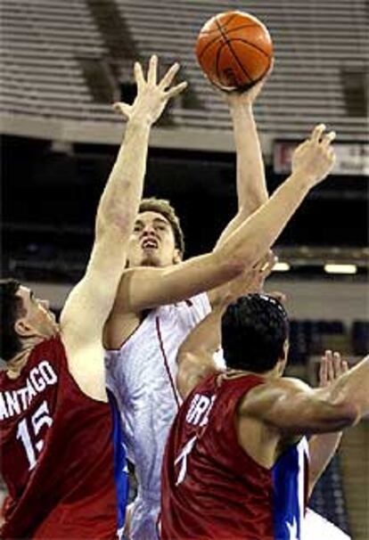 Gasol intenta encestar ante la oposición de Santiago y Ortíz.