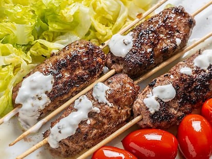 'Koftas' con tzatziki (albóndigas con salsa de yogur y pepino)