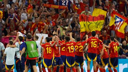 Los jugadores de la selección española de fútbol celebran su pase a la final de la Eurocopa después de vencer a Francia.