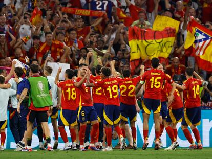 Los jugadores de la selección española de fútbol celebran su pase a la final de la Eurocopa después de vencer a Francia.