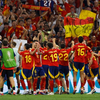 Los jugadores de la selección española de fútbol celebran su pase a la final de la Eurocopa después de vencer a Francia.