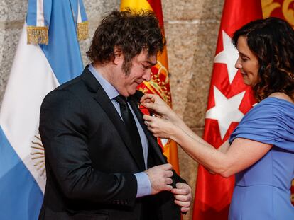 La presidenta de la Comunidad de Madrid, Isabel Díaz Ayuso, entrega la medalla internacional de la Comunidad de Madrid al presidente de Argentina, Javier Milei, este viernes en la sede del Gobierno regional.