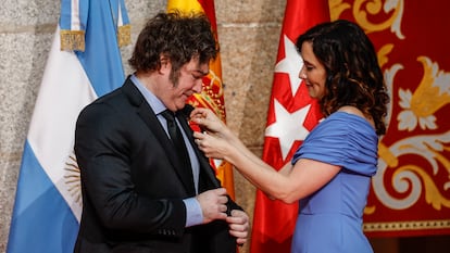 La presidenta de la Comunidad de Madrid, Isabel Díaz Ayuso, entrega la medalla internacional de la Comunidad de Madrid al presidente de Argentina, Javier Milei, este viernes en la sede del Gobierno regional.