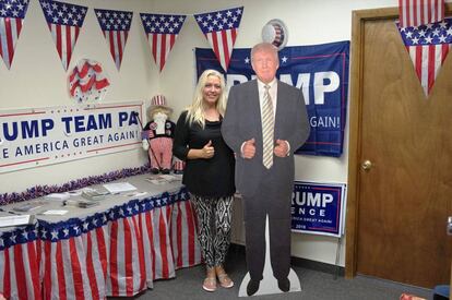 La militante Tricia Cunningham junto a la imagen de Donald Trump.