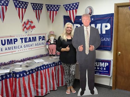 La militante Tricia Cunningham junto a la imagen de Donald Trump.
