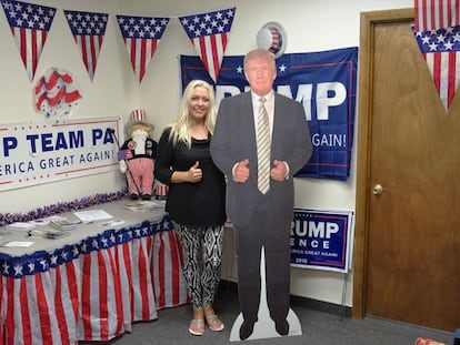 La militante Tricia Cunningham junto a la imagen de Donald Trump.