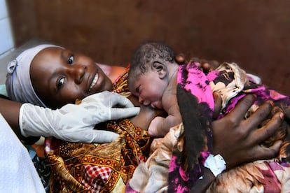 Maryouda Hanid, de 20 años, tras dar a luz a su segundo hijo en el hospital de Abeche, al este de Chad. Una enfermera le ha ayudado a dar el pecho, e informado de la importancia de registrar el nacimiento del bebé. Menos de la mitad de los recién nacidos reciben leche materna en la primera hora de vida, y esto los hace más vulnerables a las enfermedades y a la muerte. Y solo el 44% de los bebés toman leche materna de manera exclusiva durante sus primeros seis meses de vida, una cifra que está por debajo del objetivo de la Asamblea Mundial de la Salud del 50% para 2025.
