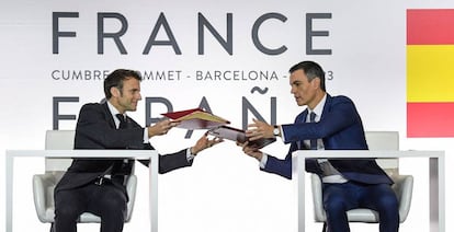 El presidente francés Emmanuel Macron junto al presidente de España, Pedro Sánchez, durante la cumbre celebrada hoy en Barcelona.