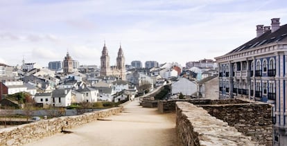Vista de Lugo desde el adarve de la muralla.