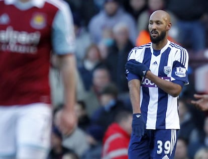 Anelka realiza su polémico gesto tras marcar un gol al West Ham.