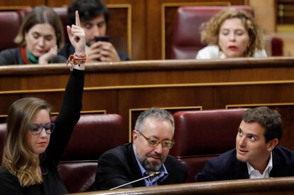 El presidente de Ciudadanos, Albert Rivera (derecha), el portavoz de Ciudadanos en el Congreso, Juan Carlos Girauta, y la portavoz adjunta Melisa Rodríguez, ayer en elñ Congreso.