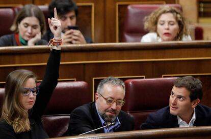  El presidente de Ciudadanos, Albert Rivera (derecha), el portavoz de Ciudadanos en el Congreso, Juan Carlos Girauta, y la portavoz adjunta Melisa Rodríguez, ayer en elñ Congreso.