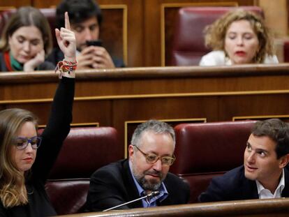  El presidente de Ciudadanos, Albert Rivera (derecha), el portavoz de Ciudadanos en el Congreso, Juan Carlos Girauta, y la portavoz adjunta Melisa Rodríguez, ayer en elñ Congreso.