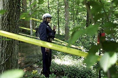 Un policía vigila la zona del parque en la que se ha encontrado el cuerpo de Levy.