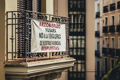 Uno de los carteles en protesta colgados en el exterior del edificio número 2 de la calle Angosto de los Mancebos, uno de los trece edificios vendidos por la Iglesia, y de los que quieren expulsar a los inquilinos.