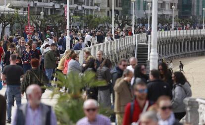 El paseo de la playa de la Concha, en San Sebastián, atestado en Semana Santa.