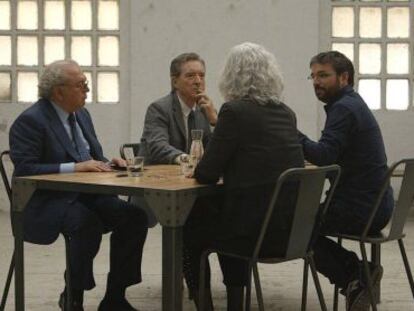 Presenter Jordi Évole (r) with Eduardo Serra (l) and Iñaki Gabilondo (c) during the debate that followed Operación Palace.