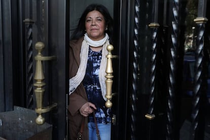 Elsa Riquelme, en el portal de su casa de Carabanchel.