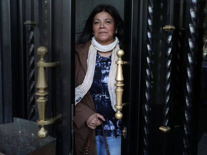 Elsa Riquelme, en el portal de su casa de Carabanchel.
