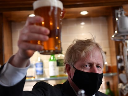 Boris Johnson visita un pub local en Wolverhampton, el 19 de abril de 2021, durante la campaña de las elecciones municipales.