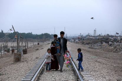 Una familia iraquí camina por las vías del tren a las afueras de Bagdad (Irak), el 12 de febrero de 2018.