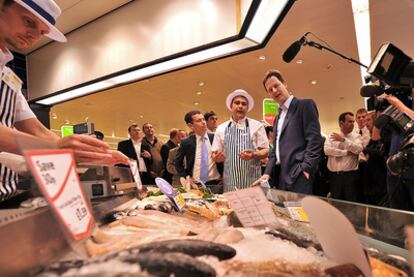 El candidato liberal demócrata Nick Clegg visita hoy un supermercado en Norwich, en el este de Inglaterra