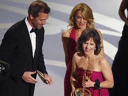 Sally Field <i>(Cinco hermanos)</i> junto a Hugh Laurie <i>(House) </i>y Felicity Huffman <i>(Mujeres desesperadas).</i>