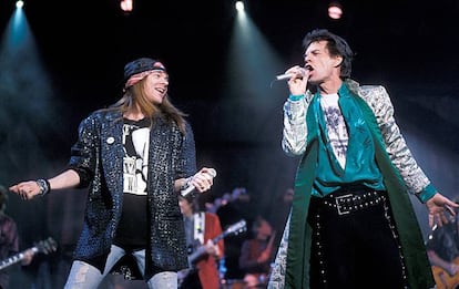 Convertidos en la última gran banda del rock, Guns N'Roses abrieron para los Stones en 1989 en el Coliseum de Los Ángeles cuatro noches consecutivas. La primera de ellas, Axl sorprendió a todos con un desconcertante discurso: "Odio hacer esto en el escenario. Pero he intentado todas las otras vías: a menos que ciertas personas de esta banda superen sus mierdas juntas, estos serán los últimos conciertos de Guns N'Roses. Porque estoy cansado de que haya demasiada gente en esta organización bailando con 'Mr. Brownstone". Básicamente, lo que Axl hizo fue poner contra las cuerdas a Slash, Izzy y Duff, que vivían una época de enganche a las drogas (la canción 'Mr. Brownstone' es una referencia a la heroína). El público se quedó atónito. Pero la banda permaneció junta por unos años más, gracias a que Slash aceptó pedir disculpas por ser un adicto en la segunda noche de la gira: "Tuve que lanzar un discurso sobre lo que la heroína puede hacer con tu vida. Cuando le comunicaron a Axl que me había disculpado ante el público, al fin aceptó salir del camerino".