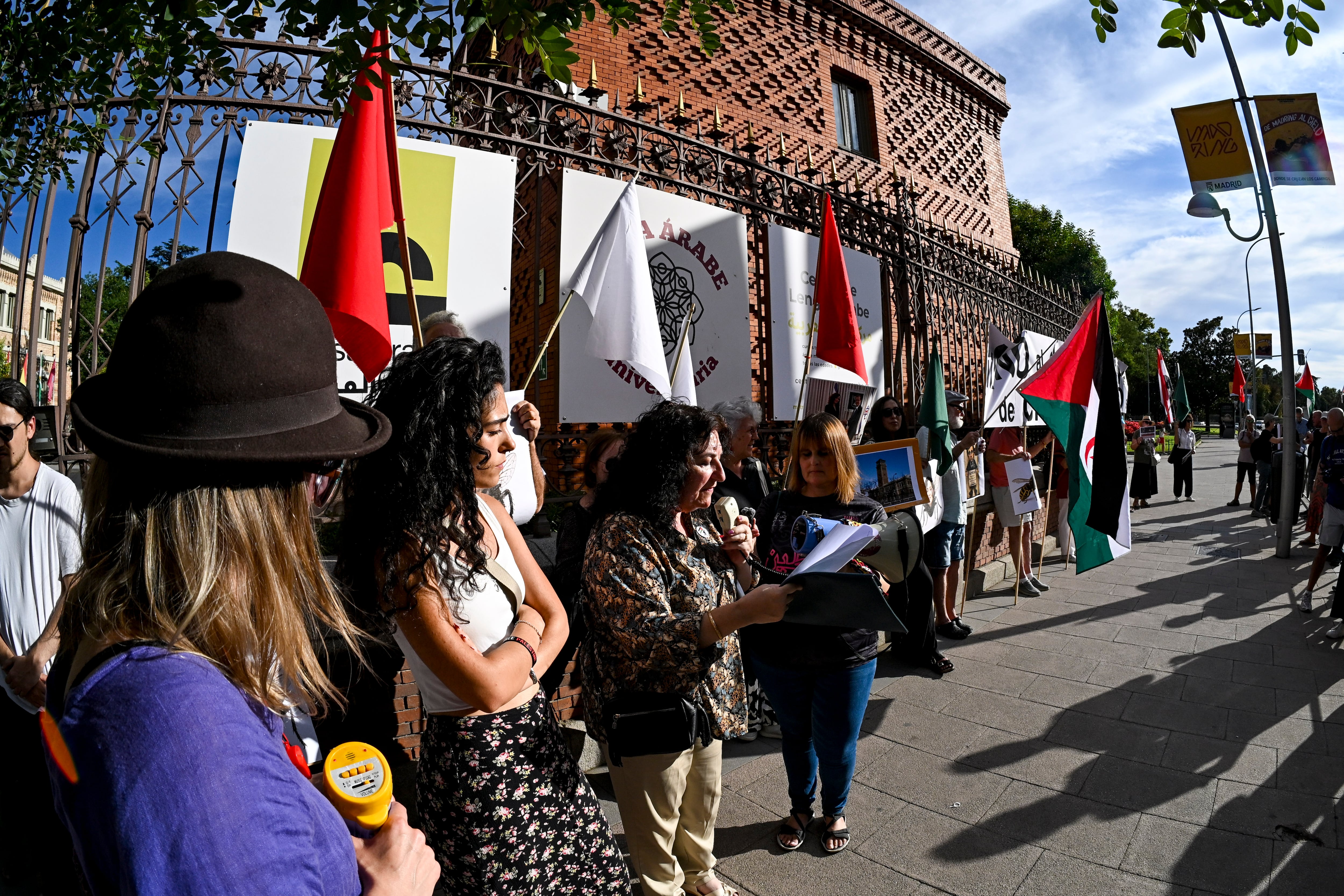Un lector sobre Casa Árabe: “Hostigan a entidades que desarrollan una labor cultural esencial”
