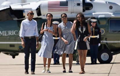 Barack y Michelle Obama con sus hijas Malia (primera por la izquierda) y Sasha (a la derecha de la imagen) en junio de 2016. 