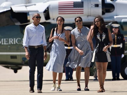 Barack y Michelle Obama con sus hijas Malia (primera por la izquierda) y Sasha (a la derecha de la imagen) en junio de 2016. 