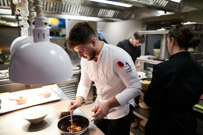 Equipo de cocina del restaurante Cebo en Madrid. 