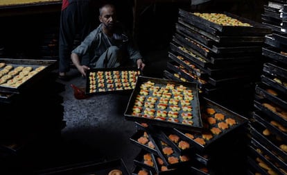 Un trabajador afgano en una fábrica de dulces, durante los preparativos para el mes del Ramadán, en Jalalabad.