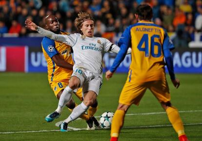 Luka Modric del Real Madrid pelea por el balón con el centrocampista del APOEL Efstathios Aloneftis.