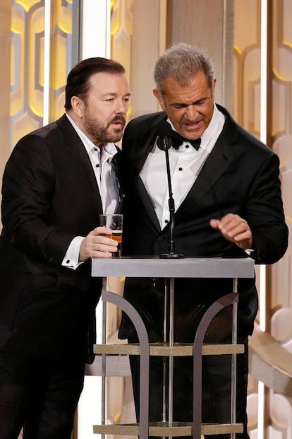 Mel Gibson fue otro de los que sufrieron chistes de Ricky Gervais en galas anteriores, pero en los Globos de Oro de 2016 accedió a compartir escenario con él.