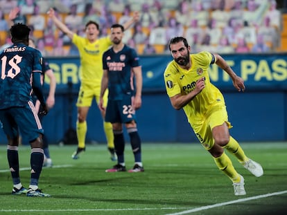 Raúl Albiol celebra el segundo gol del Villarreal ante el Arsenal.