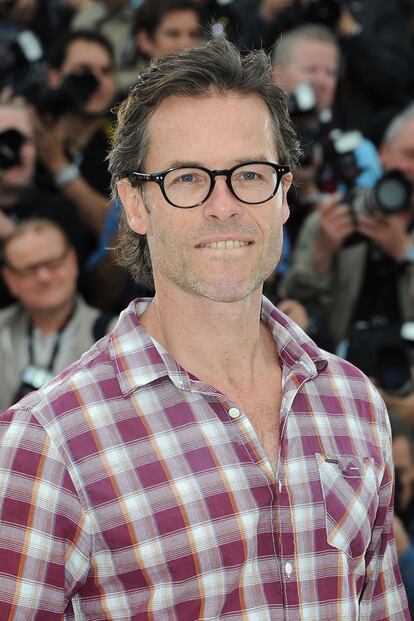 Guy Pierce combina el look intelectual (en las gafas de pasta) con el de clásico leñador (camisa de cuadros).