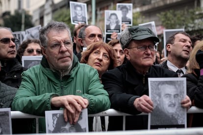 Un grupo de personas sostienen fotografías de las víctimas del ataque terrorista a la comunidad judía AMIA.