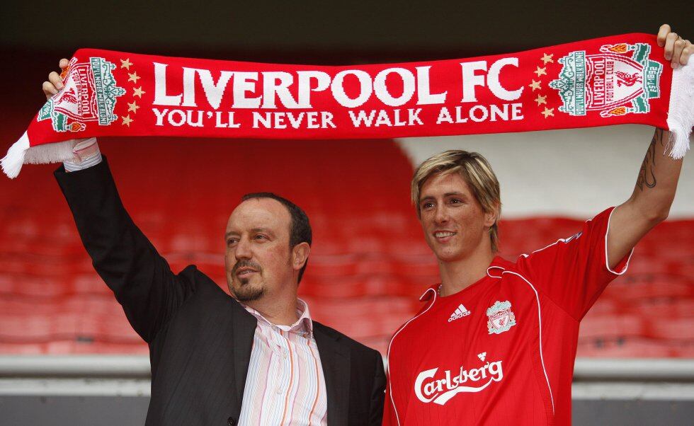 El entrenador del Liverpool Rafael Benítez y Fernando Torres (d), tras su fichaje por el equipo inglés procedente del Atlético de Madrid, en julio de 2007.