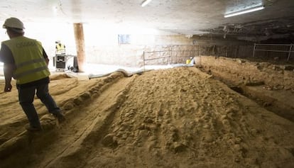 Parte de los 30 metros de Vía Augusta romana localizados bajo el mercado de Sant Antoni.