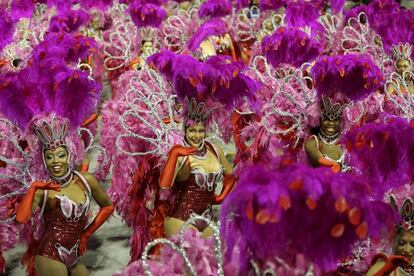 Integrantes de la escuela de samba del Grupo Especial Vai-Vai desfilan, en la celebración del carnaval en el sambódromo de Anhembí en Sao Paulo (Brasil).