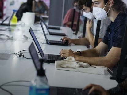 Jóvenes trabajando con ordenadores portátiles.