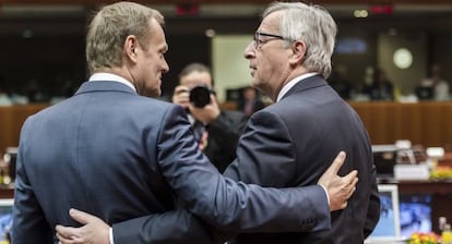 Los líderes de la Comisión Europea y el Consejo Europeo se saludan en Bruselas.