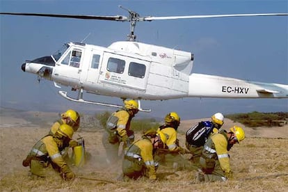 Bomberos de Castilla y Len descienden de un helicptero cerca de Nuez de Aliste.