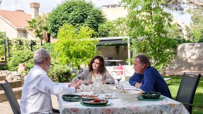 Miguel Ángel Rodríguez, Isabel Díaz Ayuso y Bertín Osborne, durante una entrevista.