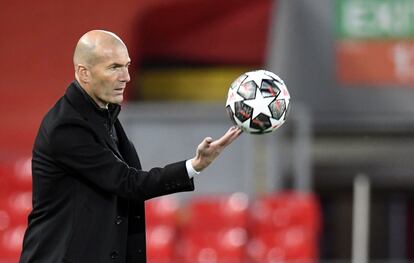 El entrenador del Real Madrid, Zinedine Zidane, durante el partido.