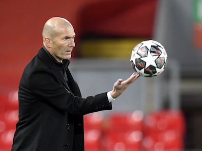 El entrenador del Real Madrid, Zinedine Zidane, durante el partido.